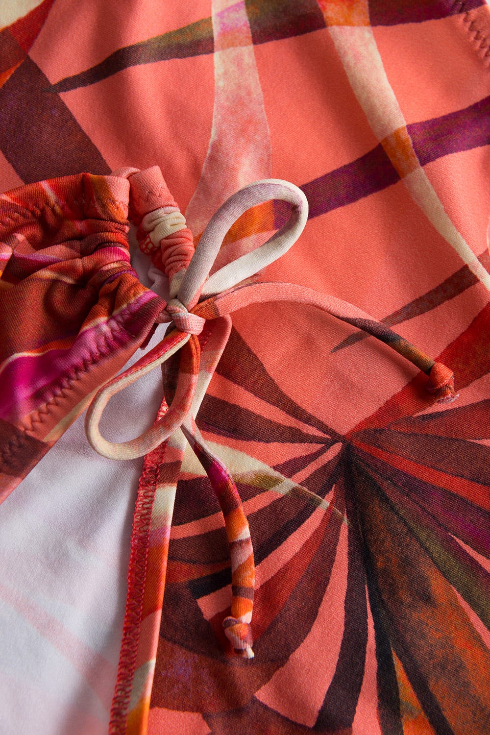 Detailbild 2 von Bikini-Hose im bunten Blätter-Druck Binde-Bänder recyceltes Polyamid/Elasthan