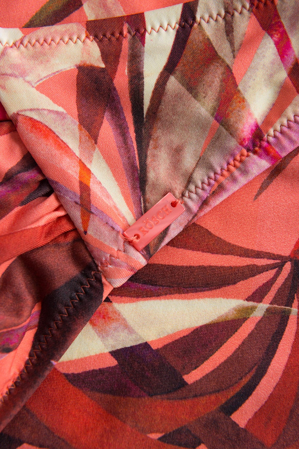 Detailbild 3 von Bikini-Oberteil mit buntem Blätter-Druck Raffung recyceltes Polyamid/Elasthan