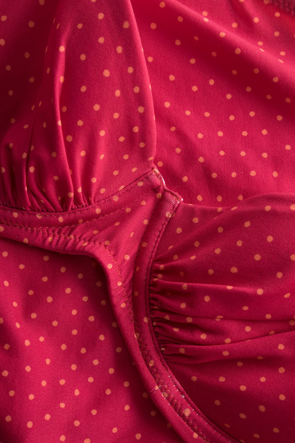 Detailbild 2 von Bikini-Oberteil im pinken Mini-Tupfen-Druck recyceltes Polyamid/Elasthan