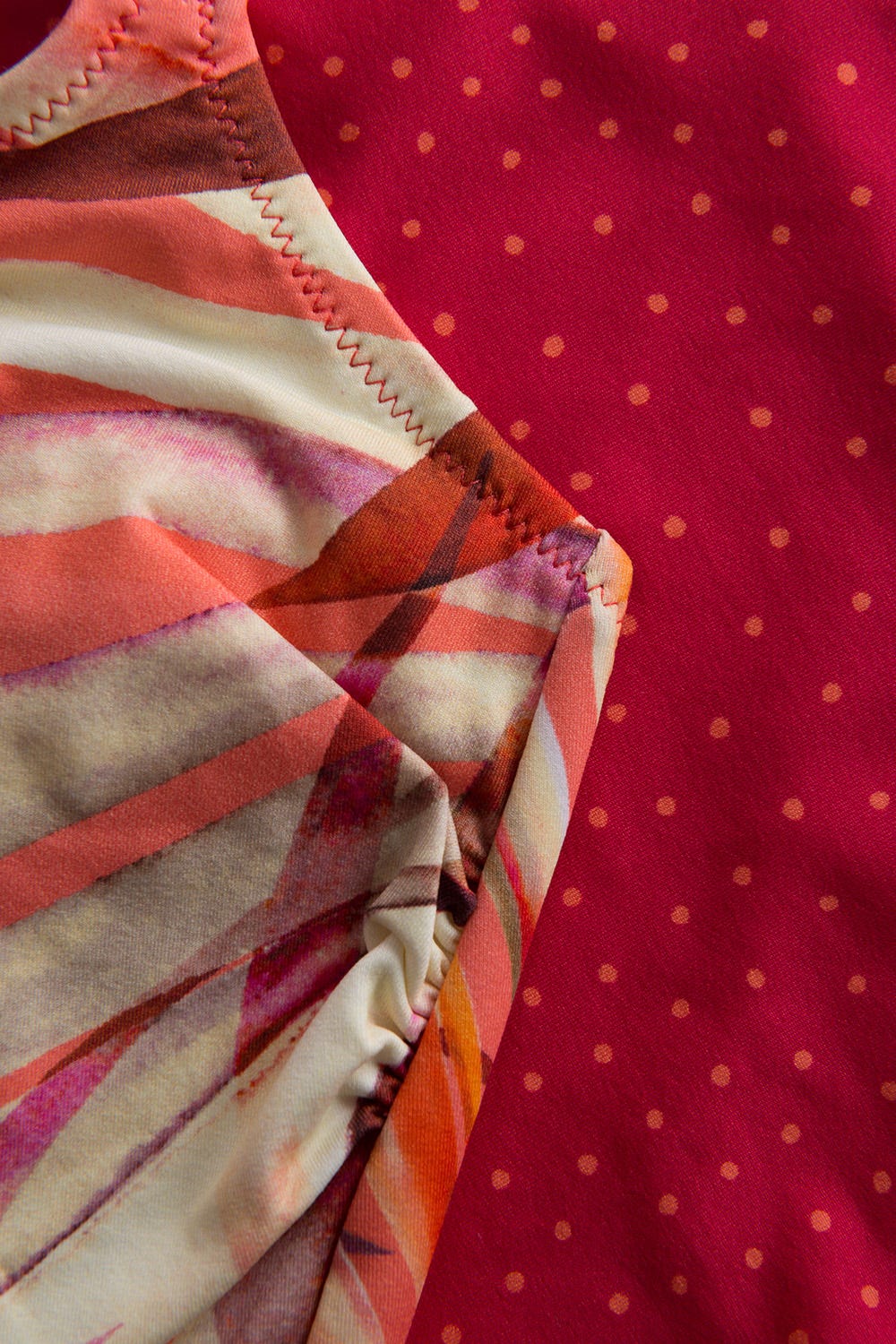 Detailbild 3 von Badeanzug im Muster-Mix Rückenausschnitt recyceltes Polyamid/Elasthan