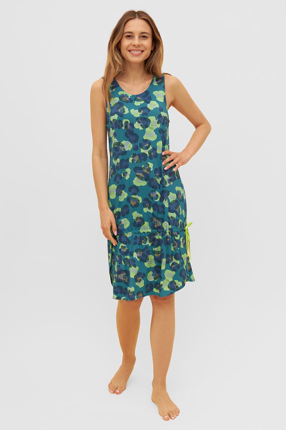 Frontalbild von Strandkleid im grünen Leo-Design Tunnelzug Viskose/Elasthan