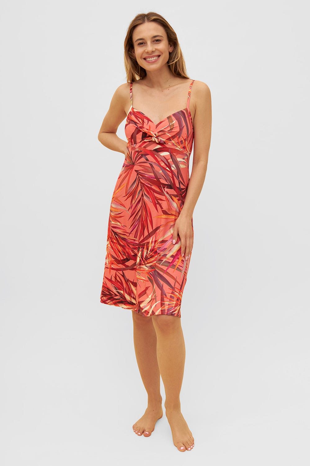 Frontalbild von Spaghettiträger-Kleid im bunten Blätter-Druck Wickeloptik Viskose/Elasthan