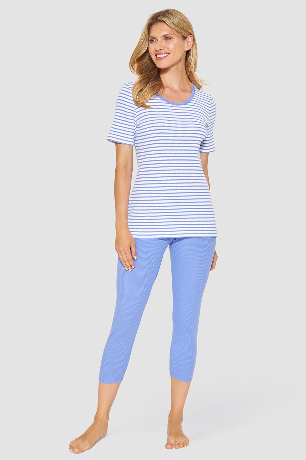 Frontalbild von Pyjama mit Streifendruck Blau-Weiß Feinrippe