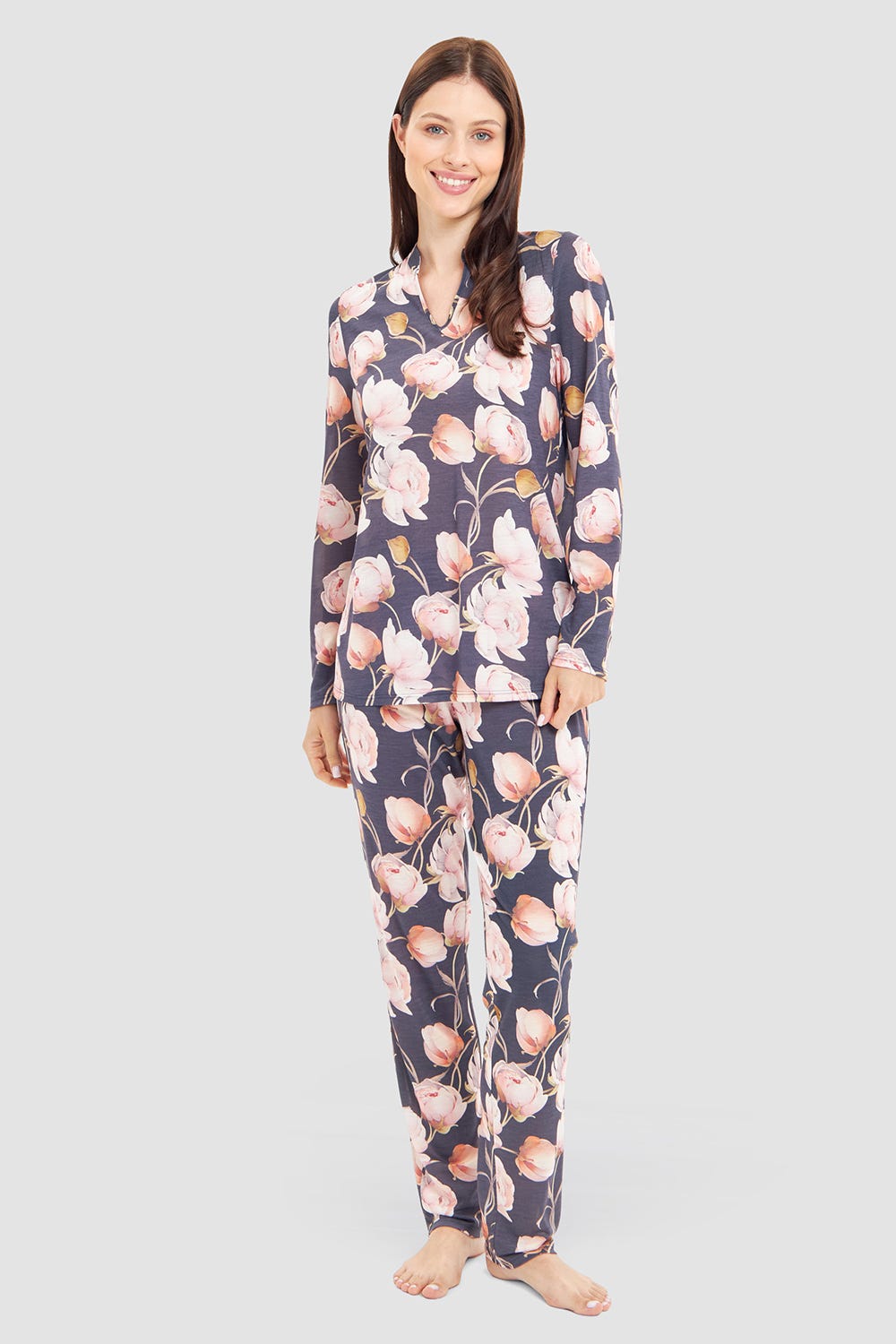 Frontalbild von Pyjama im floralen Druck romantisch 100% Modal