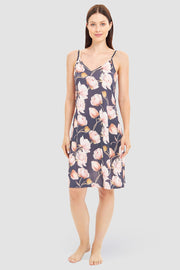 Frontalbild von Trägerkleid im floralen Druck romantisch 100% Modal