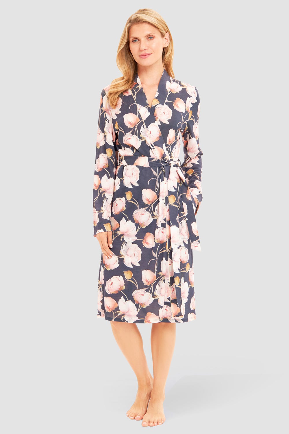 Frontalbild von Morgenmantel im floralen Druck romantisch 100% Modal