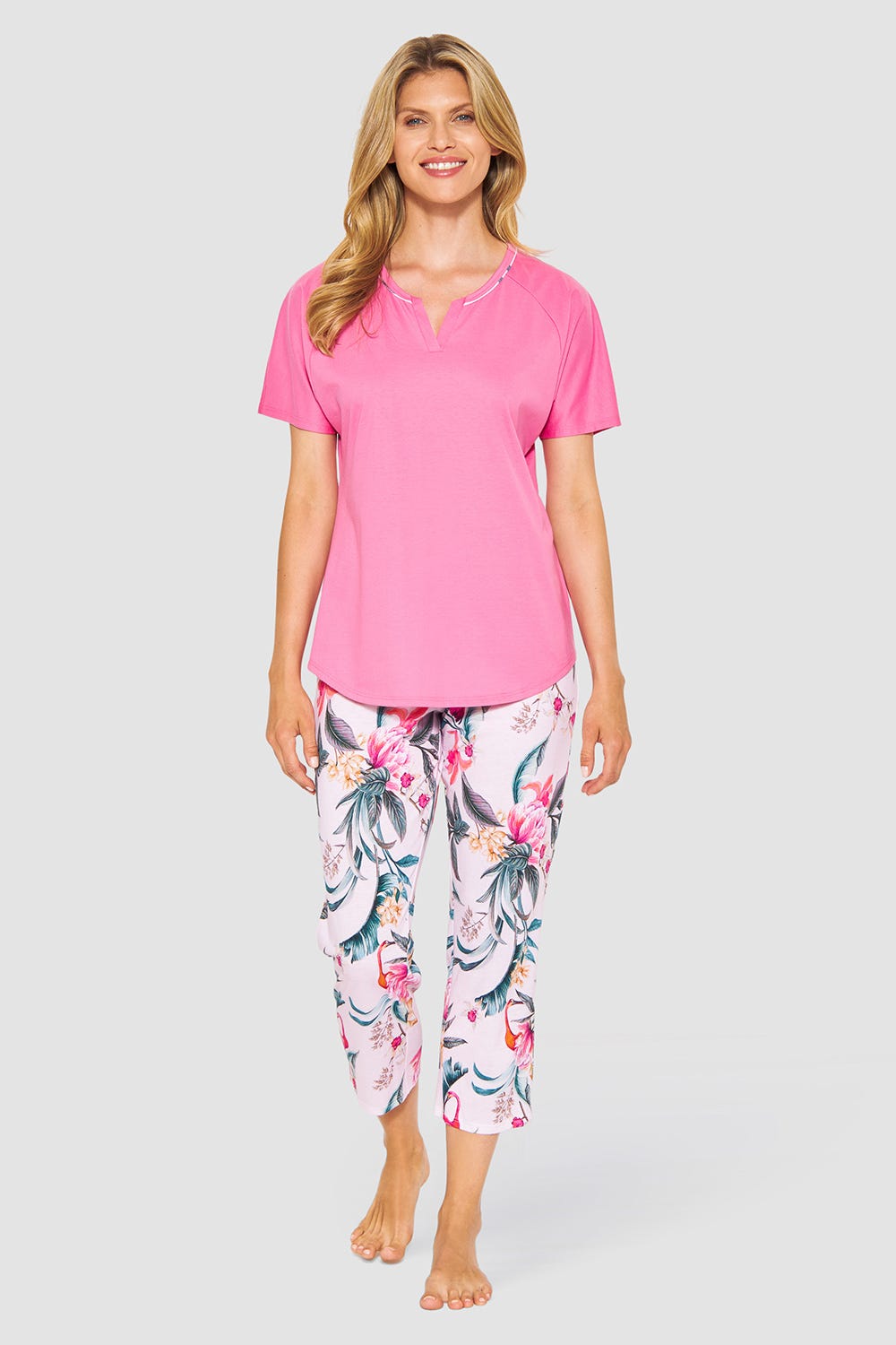 Frontalbild von Pyjama im sommerlichen Blumendruck exotisch Baumwolle/Modal