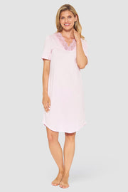 Frontalbild von Nachthemd mit Spitzendetails Rosa Baumwolle