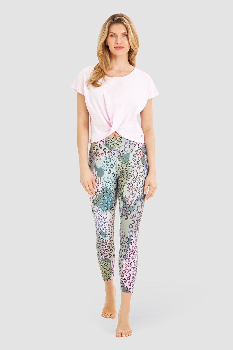 Ganzkörperbild von Rösch Shirt Überschnittene Schultern