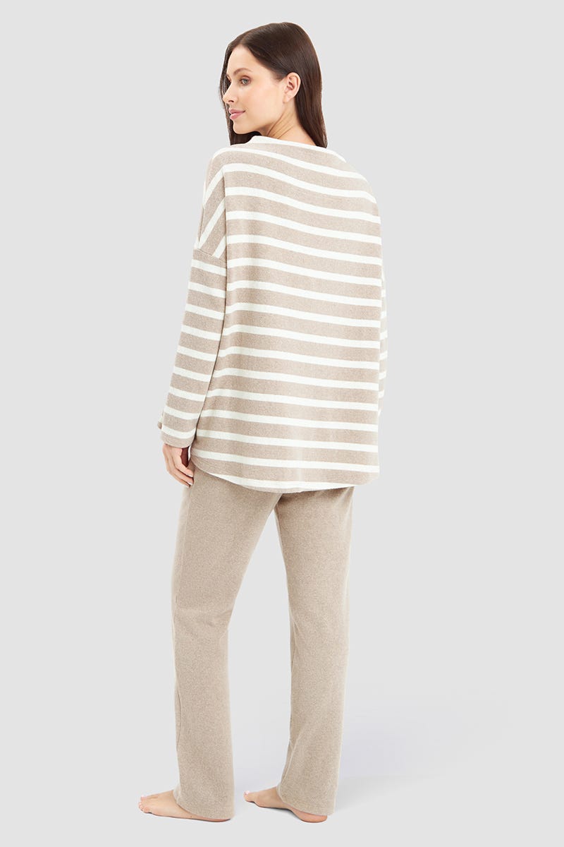 Rückansicht von Hausanzug im Ringeldruck Hellbraun aus Strickware