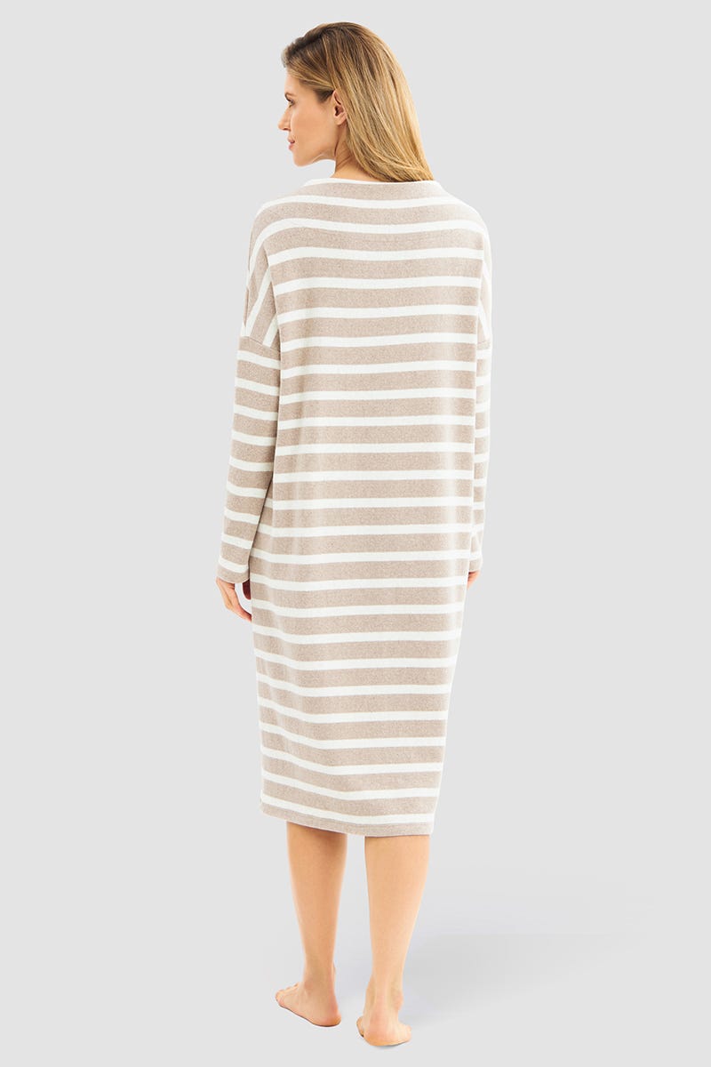 Rückansicht von Hauskleid im Ringeldruck Hellbraun aus Strickware