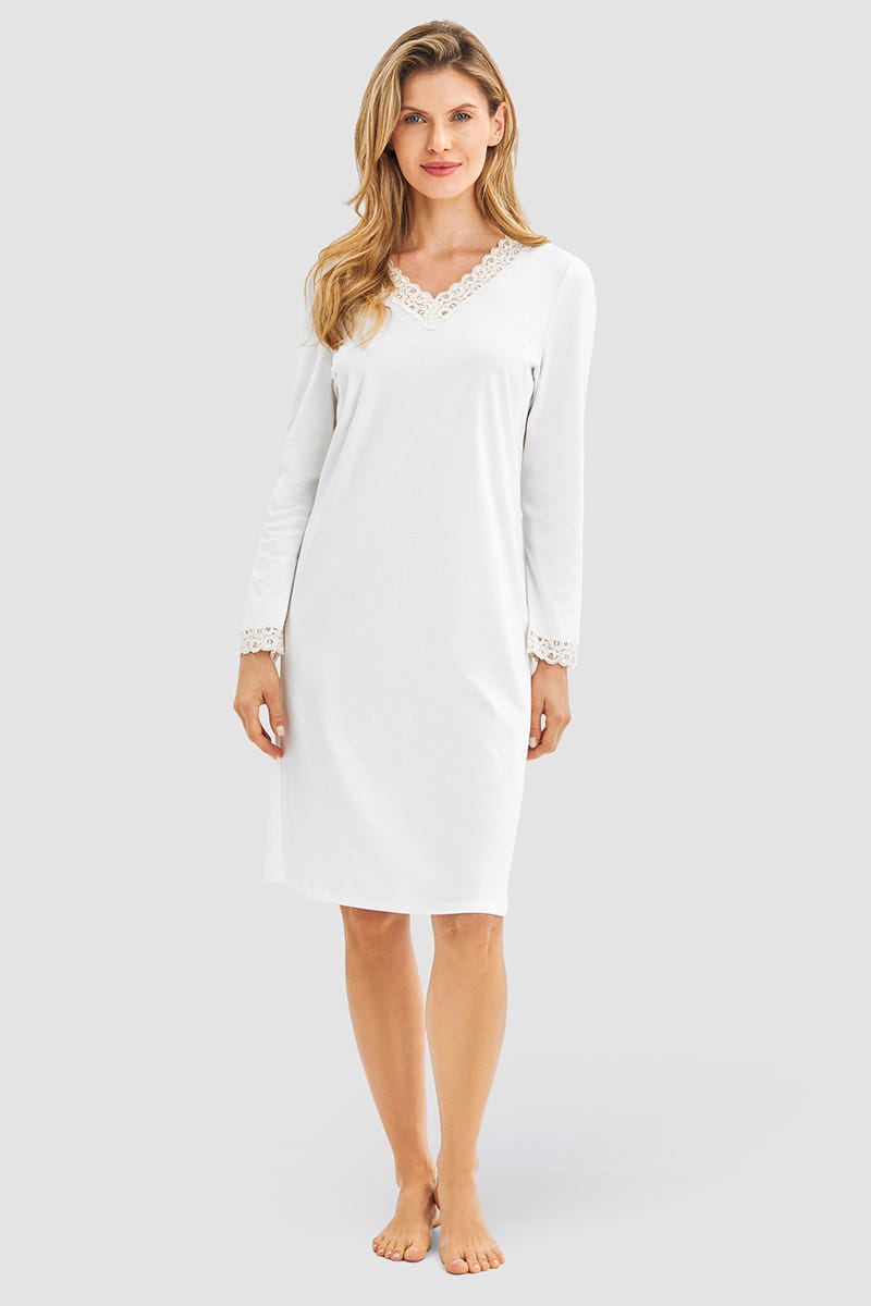 Frontalbild von Nachthemd mit Spitzendetails Cremefarben 100% Baumwolle