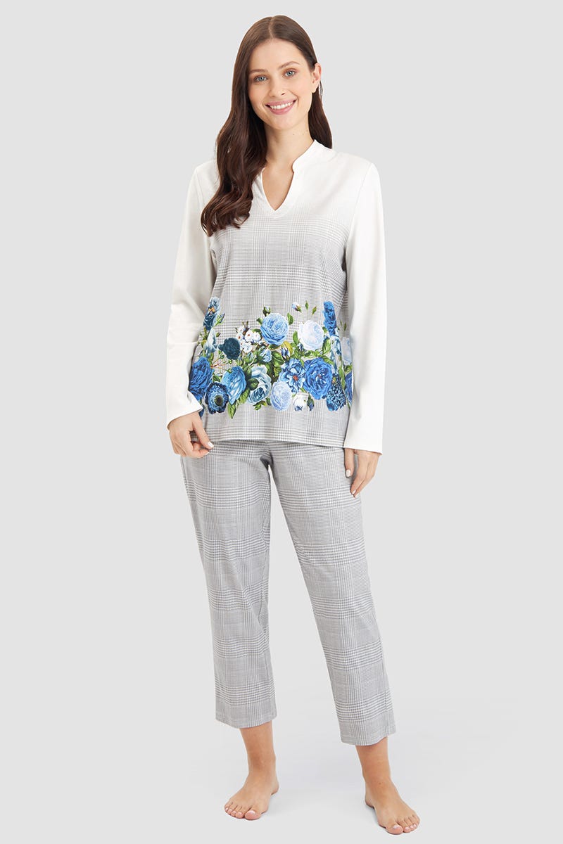 Frontalbild von Pyjama im Karo-Druck mit Blumen 100% Baumwolle