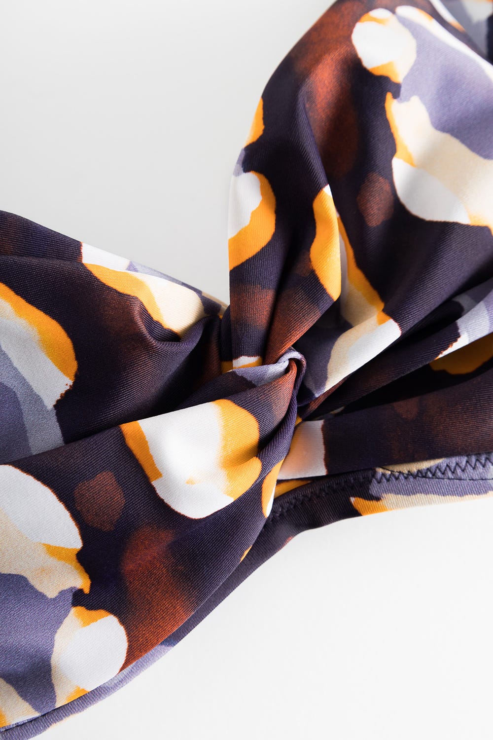 Detailbild 2 von Bikini-Oberteil im Tupfendruck Modern Leo Wickeloptik