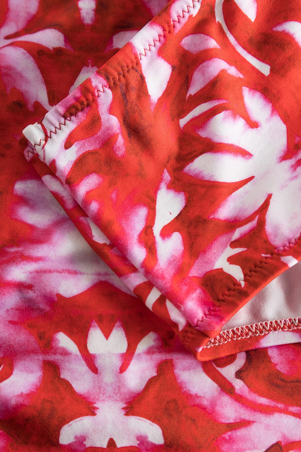 Detailbild 3 von Bikini-Hose im Ornament-Druck Rot-Weiß hoher Taillenausschnitt