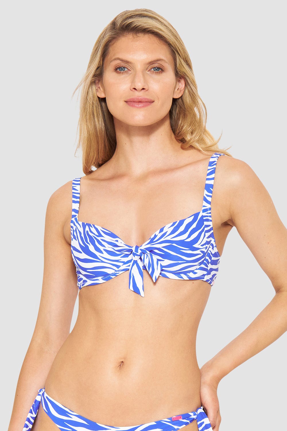 Frontalbild von Bikini-Oberteil im modernen Zebradruck Blau-Weiß