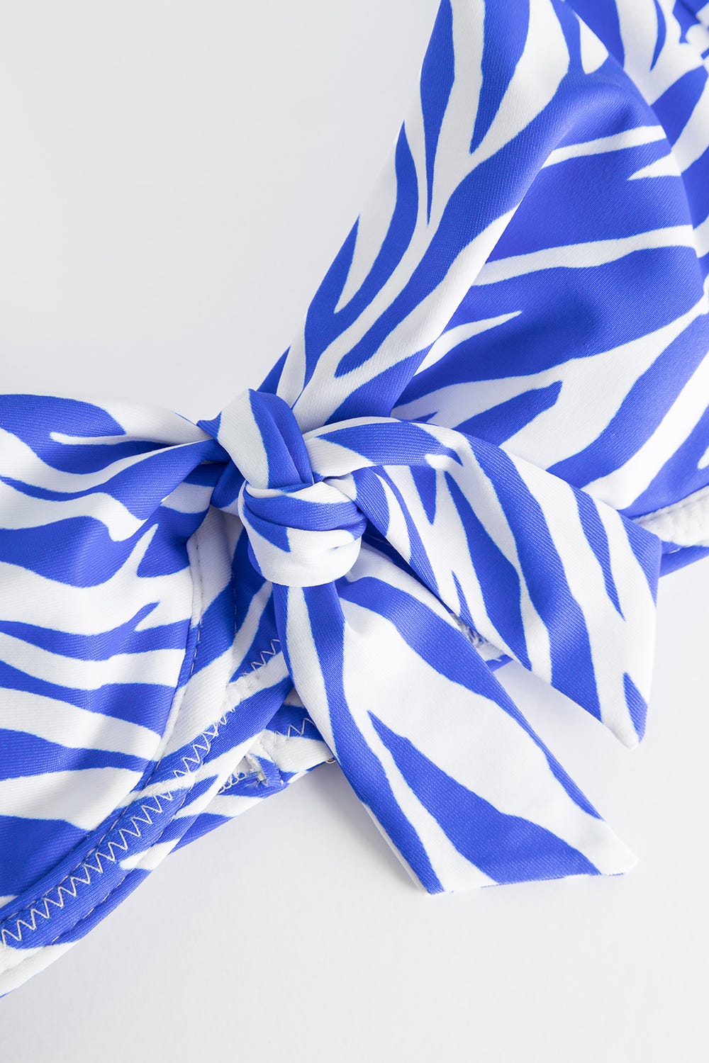Detailbild 2 von Bikini-Oberteil im modernen Zebradruck Blau-Weiß