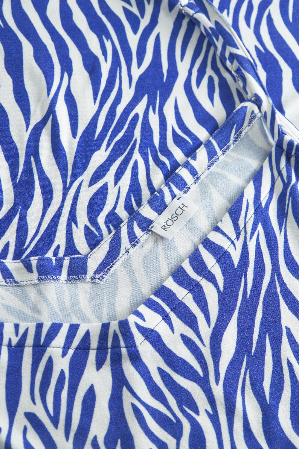 Detailbild 1 von Strandkleid im modernen Zebradruck Blau-Weiß Spaghetti-Träger Viskose/Elasthan