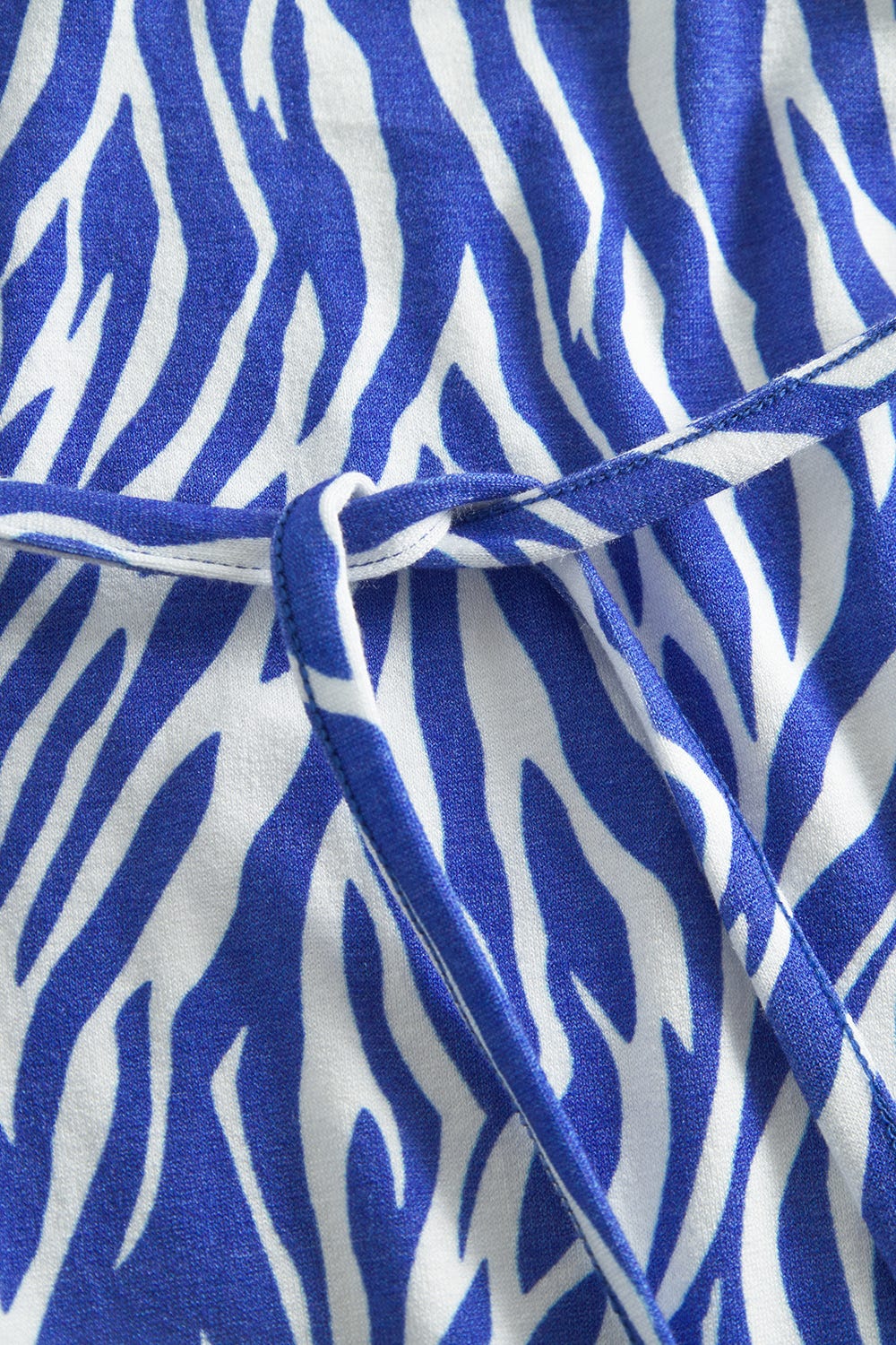 Detailbild 2 von Strandkleid im modernen Zebradruck Blau-Weiß Spaghetti-Träger Viskose/Elasthan
