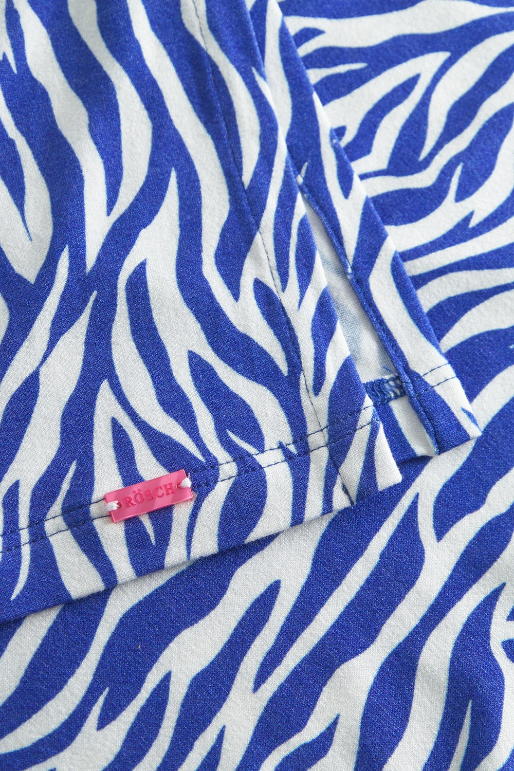 Detailbild 3 von Strandkleid im modernen Zebradruck Blau-Weiß Spaghetti-Träger Viskose/Elasthan