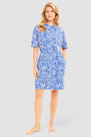 Frontalbild von Strandkleid Kurzarm im modernen Zebradruck Blau-Weiß Viskose/Elasthan