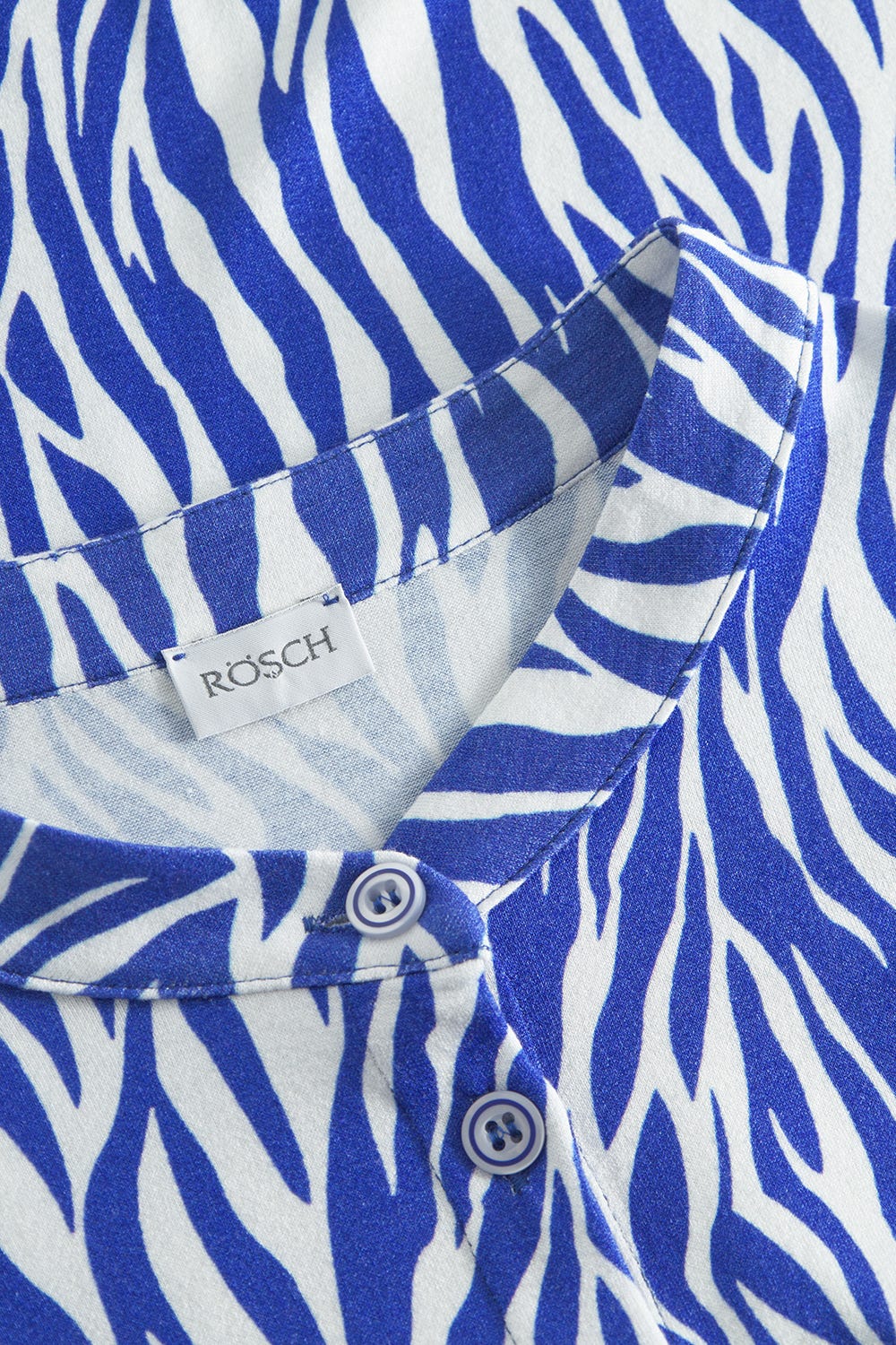 Detailbild 1 von Strandkleid Kurzarm im modernen Zebradruck Blau-Weiß Viskose/Elasthan