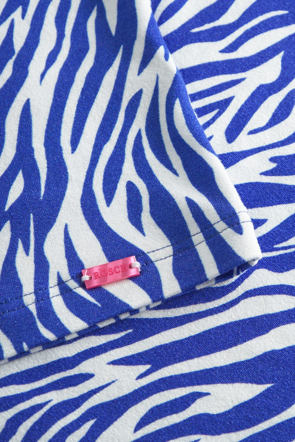 Detailbild 2 von Strandkleid Kurzarm im modernen Zebradruck Blau-Weiß Viskose/Elasthan
