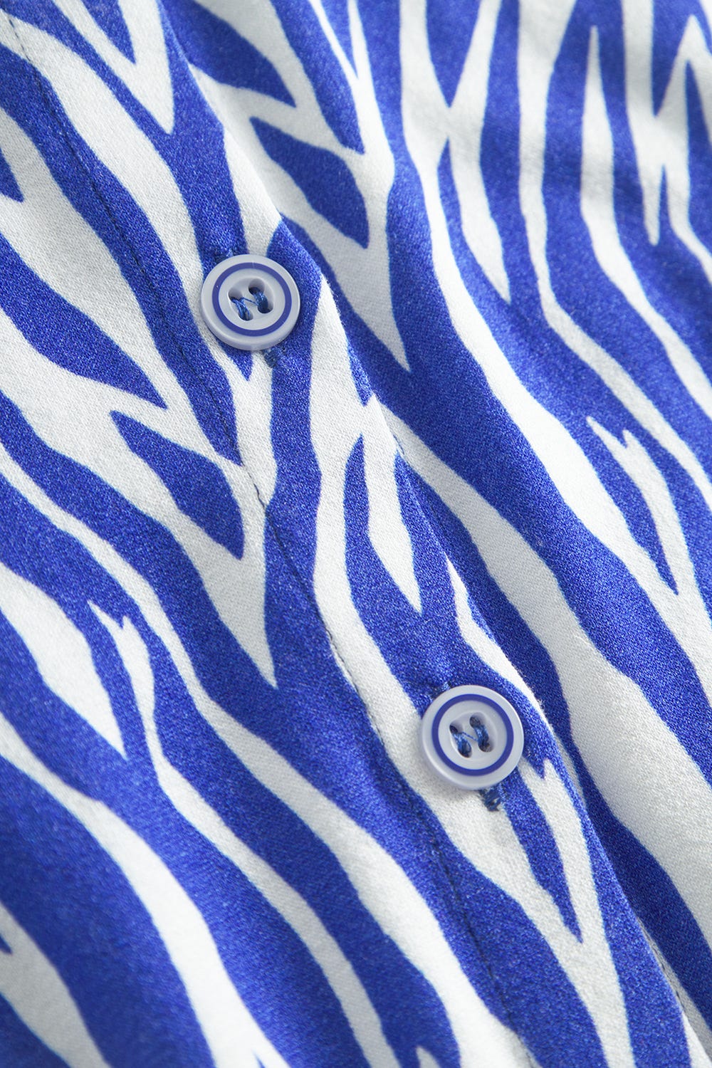 Detailbild 3 von Strandkleid Kurzarm im modernen Zebradruck Blau-Weiß Viskose/Elasthan