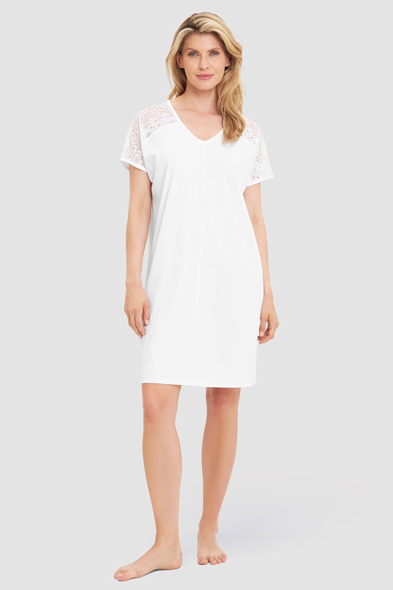 Frontalbild von Nachthemd mit Spitzendetails an Ärmel 100% Baumwolle
