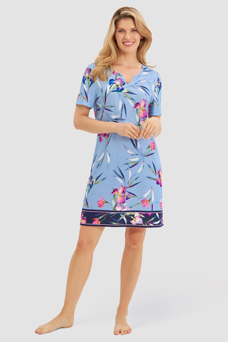 Frontalbild von Nachthemd Kurzarm im Blumendruck Schwertlilie Baumwolle/Modal