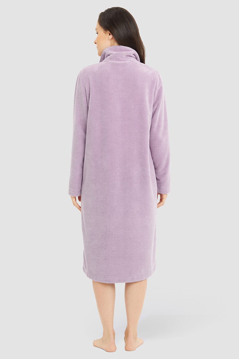 Rückansicht von Morgenmantel aus Flausch Pastellfarben Violett Materialmix
