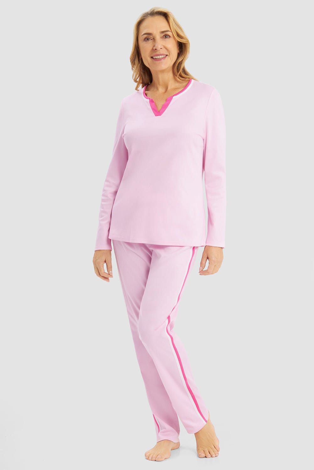 Frontalbild von Pyjama mit lässigen Seitenstreifen weich angeraut 100% Baumwolle