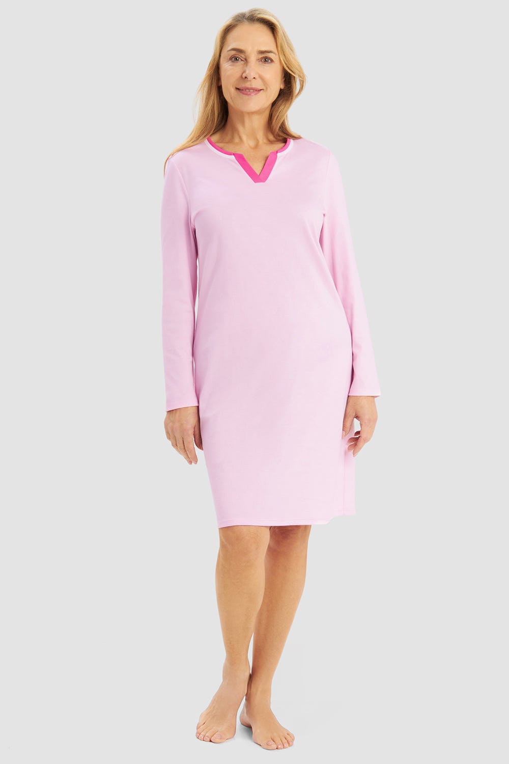 Frontalbild von Nachthemd mit lässigen Seitenstreifen weich angeraut 100% Baumwolle