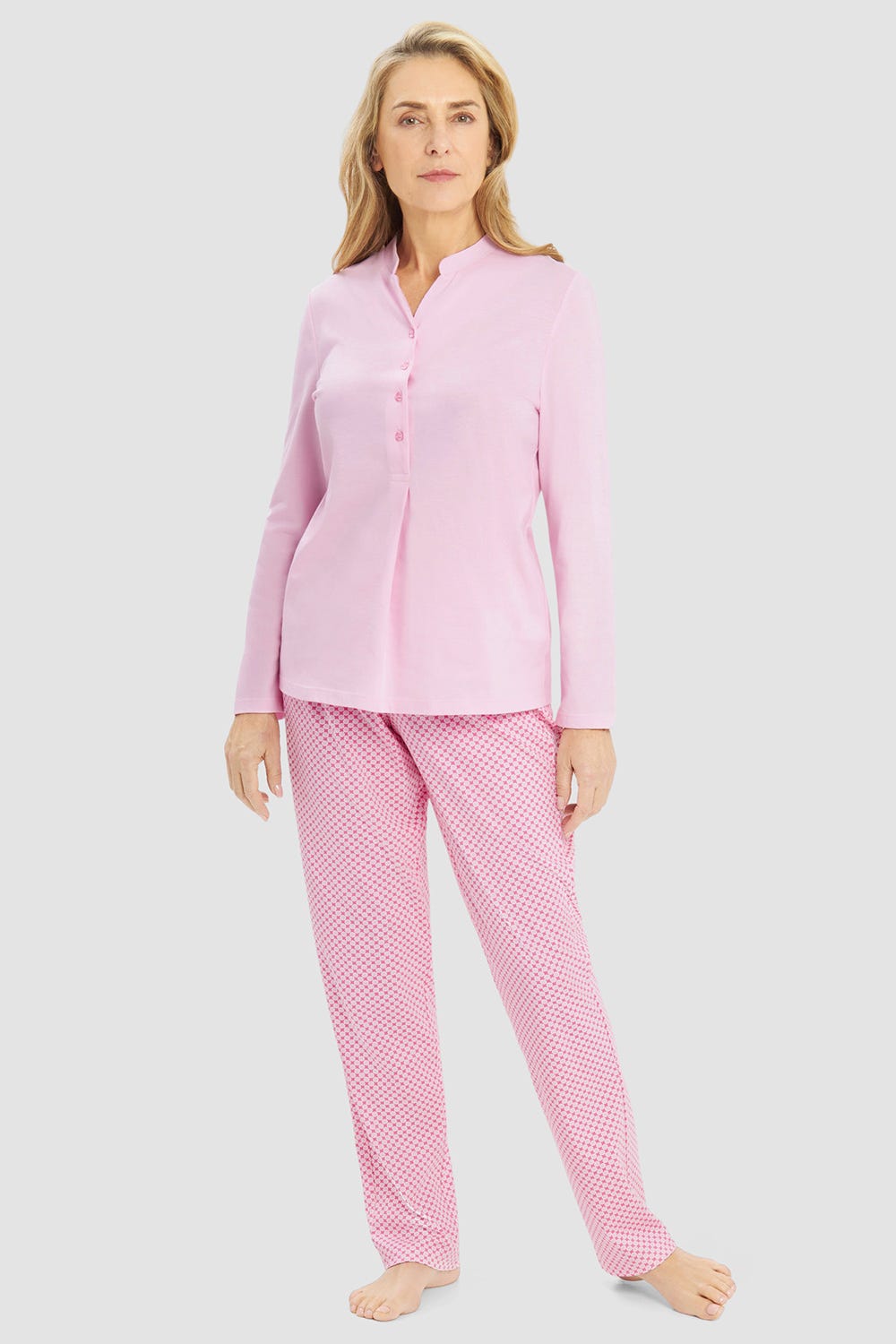 Frontalbild von Pyjama mit minimalistischem Grafikdruck 100% Baumwolle