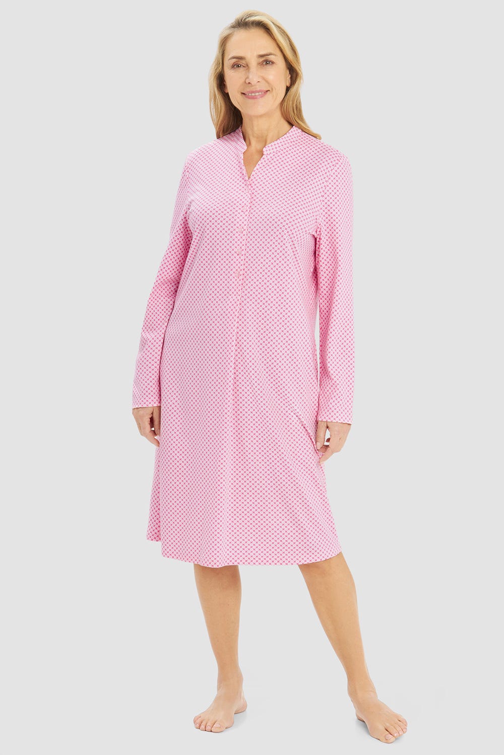 Frontalbild von Nachthemd im minimalistischen Grafikdruck 100% Baumwolle