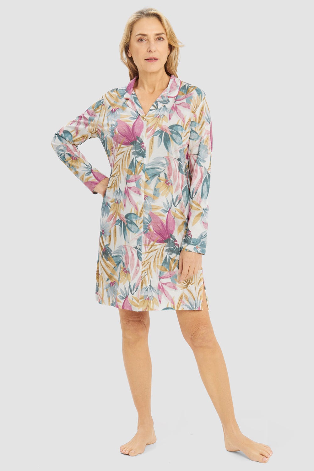 Frontalbild von Nachthemd im herbstlichen Blätterdruck Herrenhemdstil Baumwolle/Modal