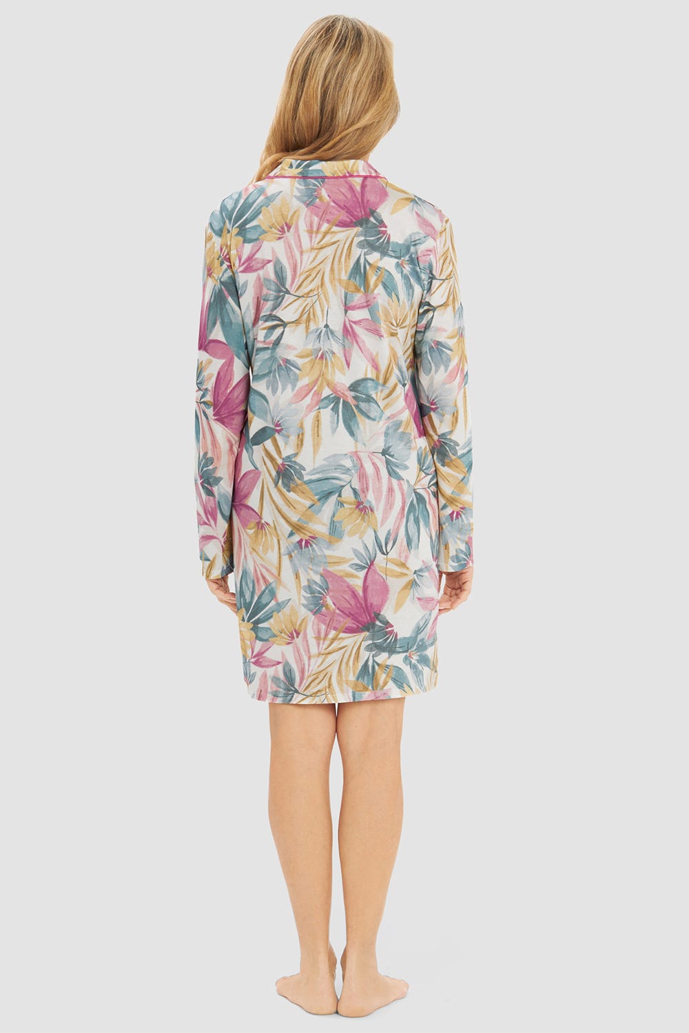 Rückansicht von Nachthemd im herbstlichen Blätterdruck Herrenhemdstil Baumwolle/Modal