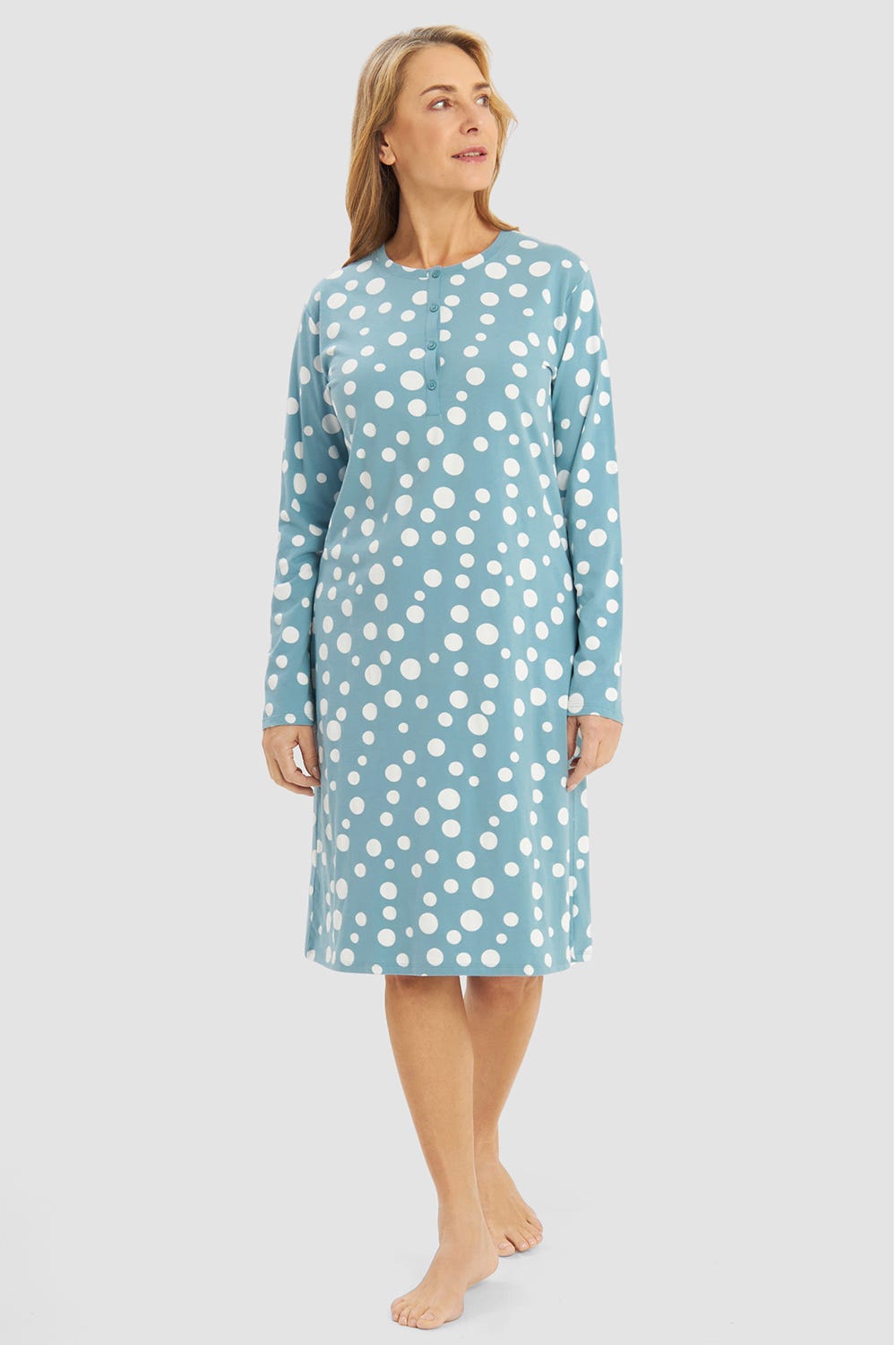 Frontalbild von Nachthemd im Tupfendruck Mintgrün mit Knopfleiste 100% Baumwolle