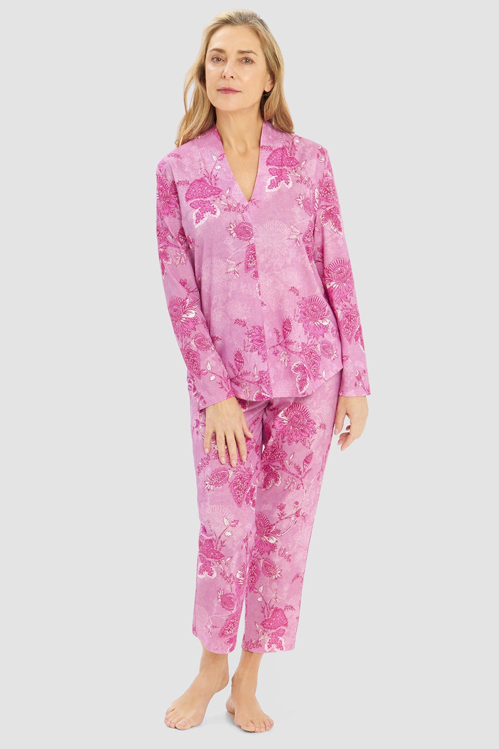 Frontalbild von Pyjama im romantischen Ornament-Druck Große Größen bis 54