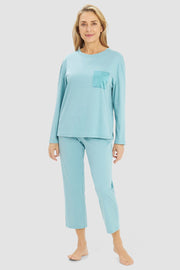 Frontalbild von Pyjama mit Satindetails an Brusttasche 100% Baumwolle