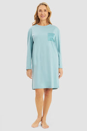 Frontalbild von Nachthemd mit Satindetails an Brusttasche