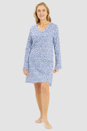 Frontalbild von Nachthemd im Blättermuster Blau 100% Baumwolle
