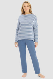 Frontalbild von Hausanzug mit Ringeldruck Blau-Weiß Materialmix