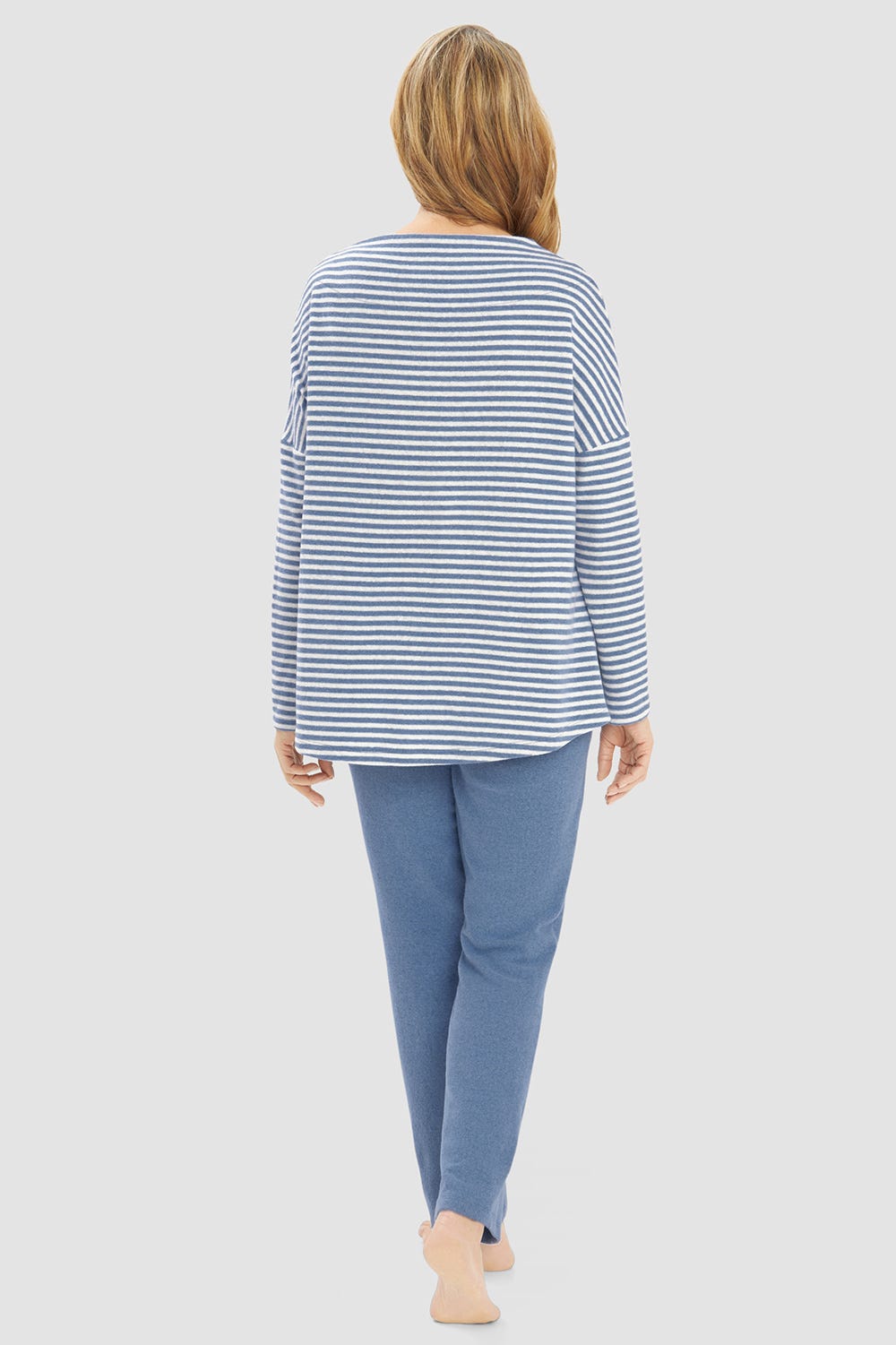 Rückansicht von Hausanzug mit Ringeldruck Blau-Weiß Materialmix