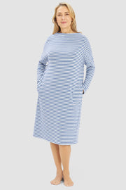 Frontalbild von Hauskleid mit Ringeldruck Blau-Weiß Materialmix