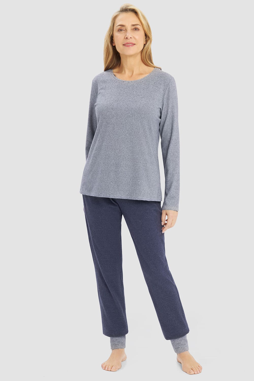 Frontalbild von Pyjama im Ringelmuster-Mix Strickware