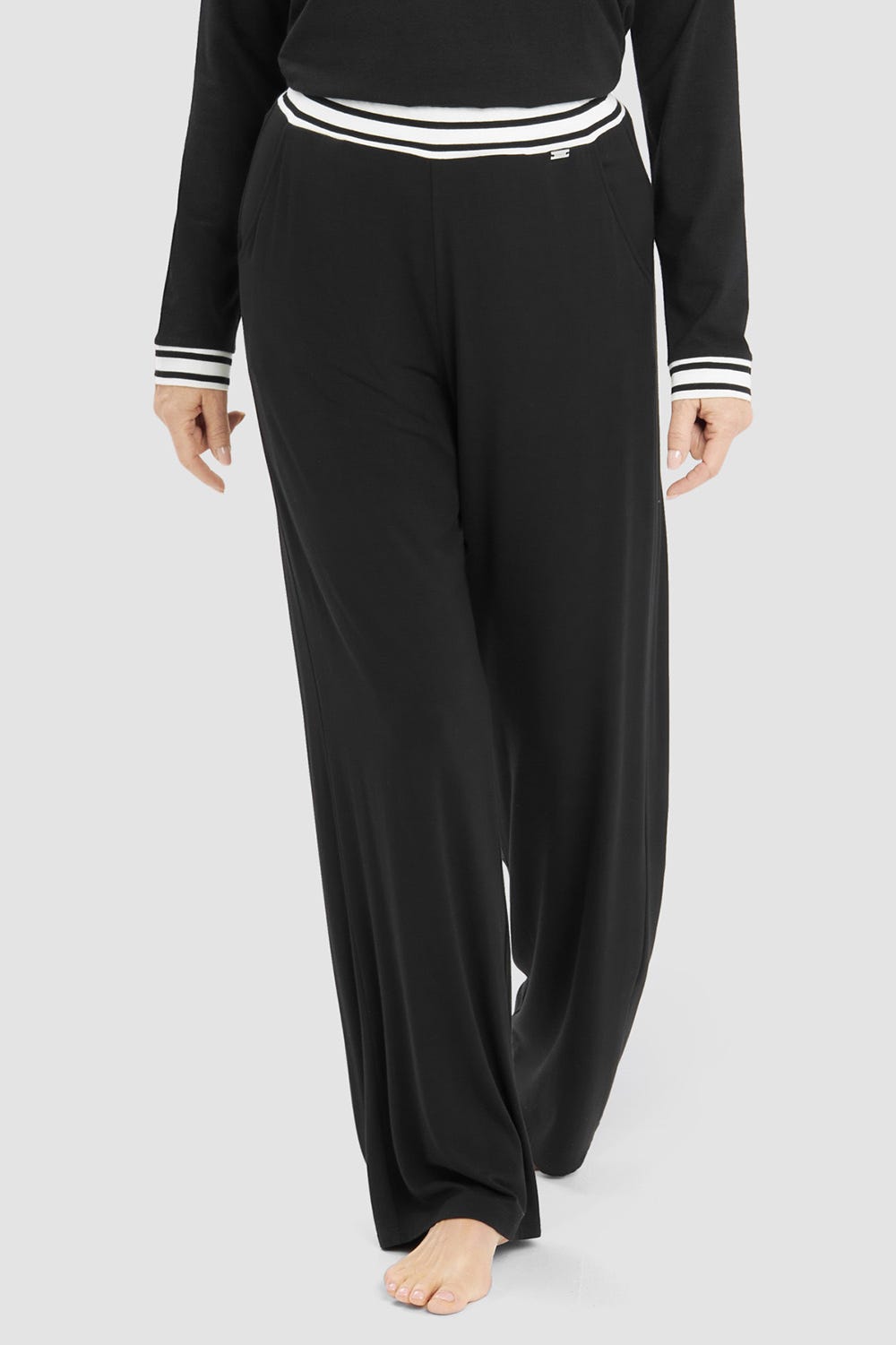 Frontalbild von Pyjamahose mit Ringel-Bund in Schwarz Materialmix