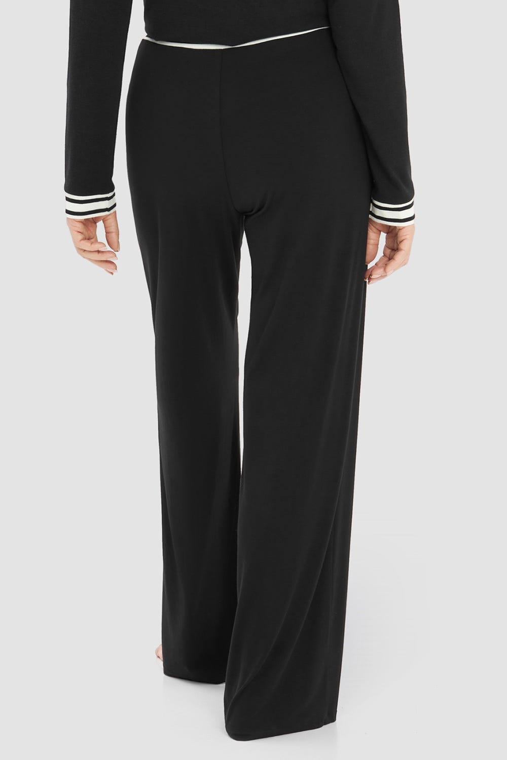 Rückansicht von Pyjamahose mit Ringel-Bund in Schwarz Materialmix