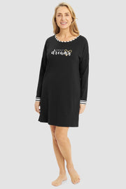 Frontalbild von Bigshirt mit verspieltem Schriftzug in Schwarz Materialmix