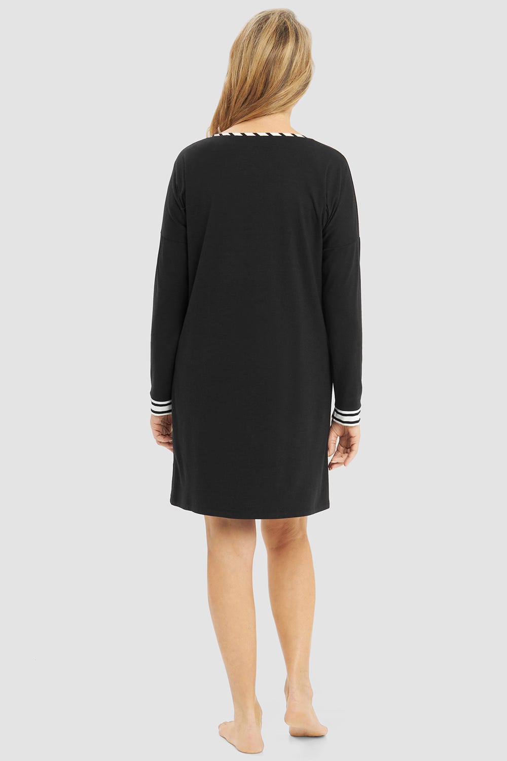 Rückansicht von Bigshirt mit verspieltem Schriftzug in Schwarz Materialmix